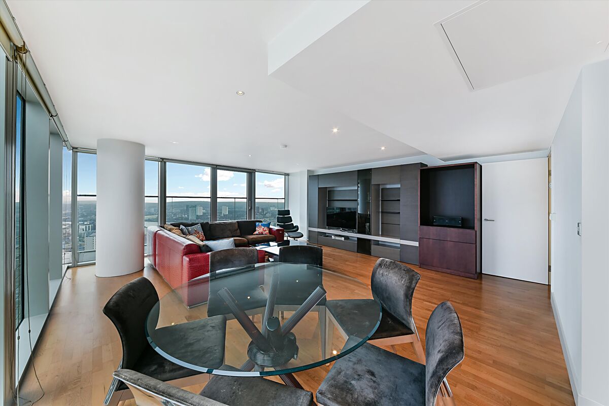 flat to rent in Landmark East Tower, Marsh Wall, Nr Canary Wharf