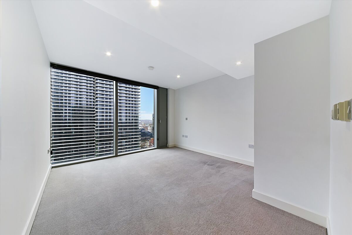 flat to rent in Landmark East Tower, Marsh Wall, Nr Canary Wharf