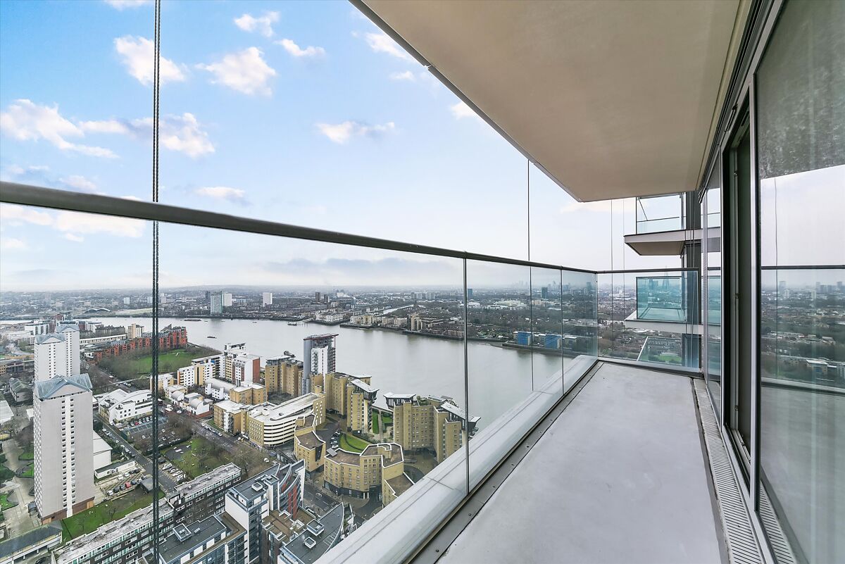 flat to rent in Landmark East Tower, Marsh Wall, Nr Canary Wharf