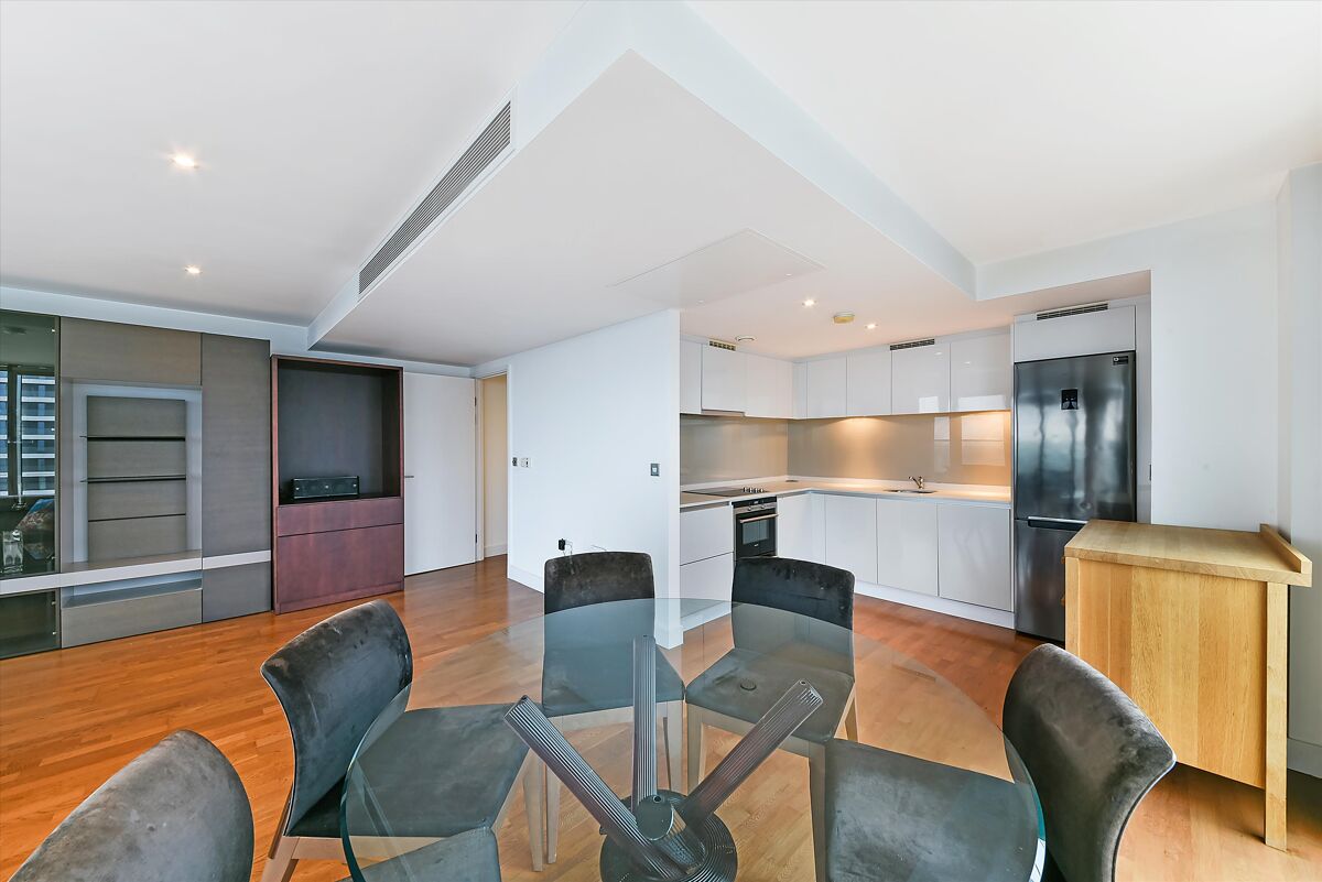 flat to rent in Landmark East Tower, Marsh Wall, Nr Canary Wharf