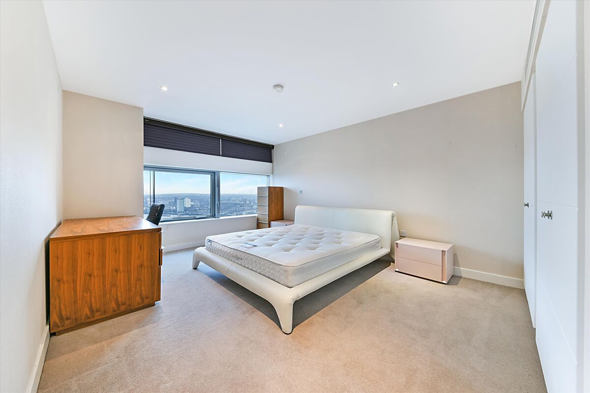 flat to rent in Landmark East Tower, Marsh Wall, Nr Canary Wharf