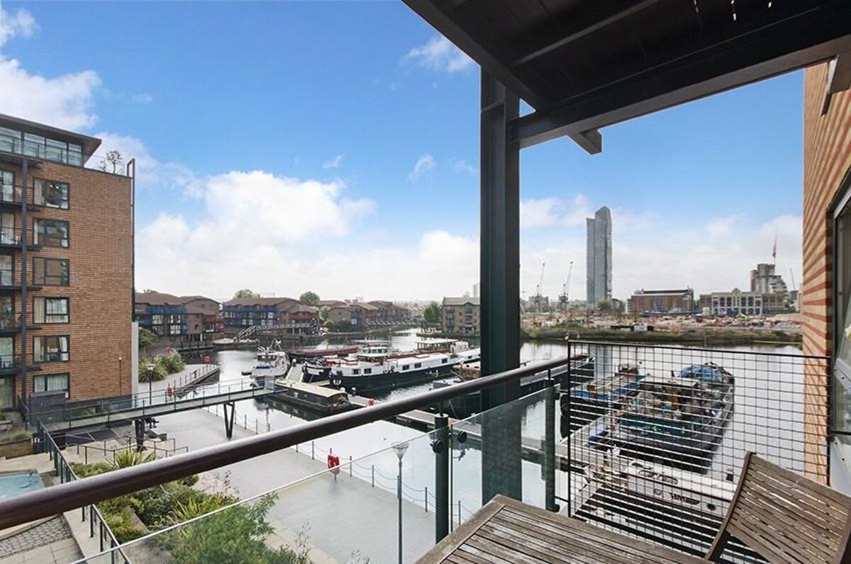 flat to rent in Boardwalk Place, Trafalgar Way, Nr Canary Wharf, London