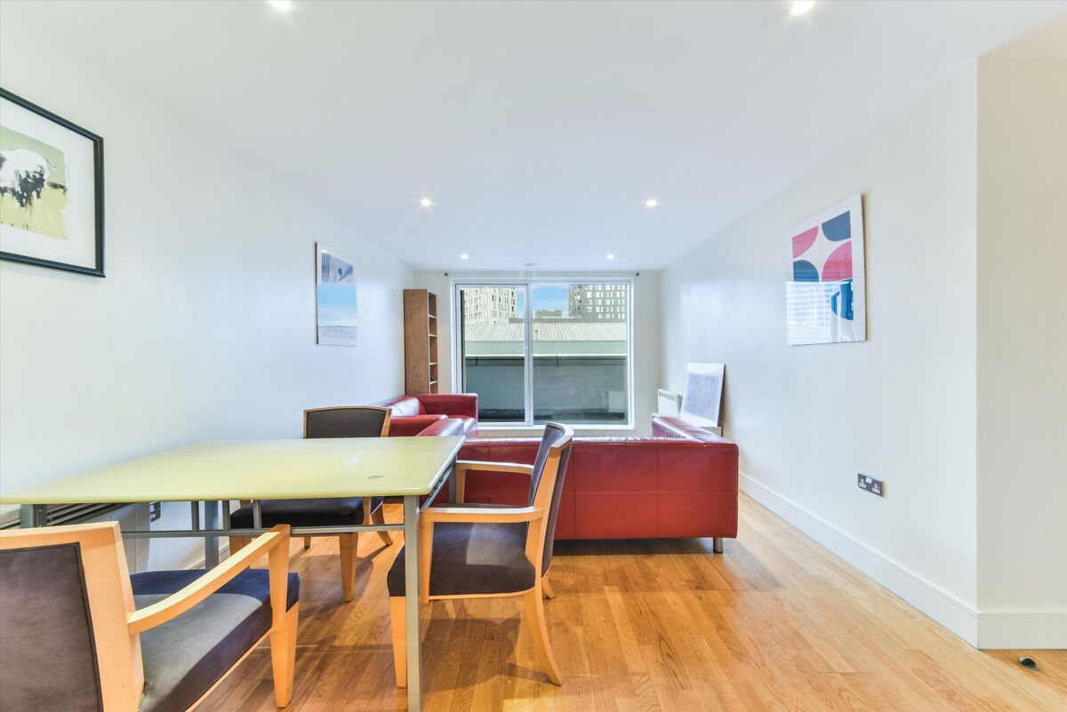 flat to rent in Wharfside Point South, Prestons Road, Nr Canary Wharf