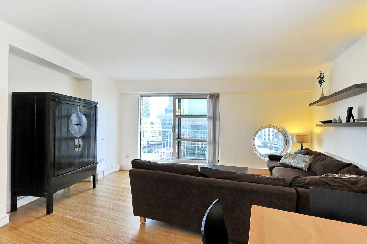 flat to rent in Cascades Tower, Westferry Road, Docklands, Nr Canary