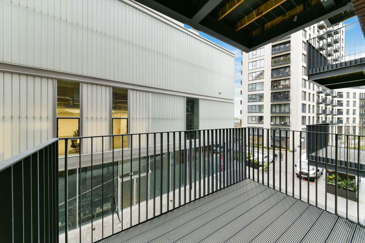 Flat to rent in Modena House, Lyell Street, Nr Canary Wharf, London