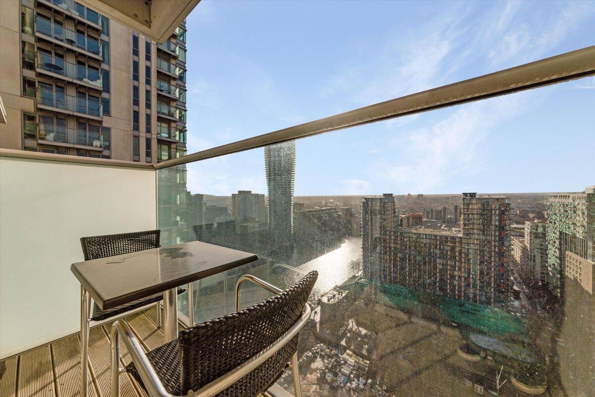 flat to rent in Pan Peninsula Square, Nr Canary Wharf, London, E14