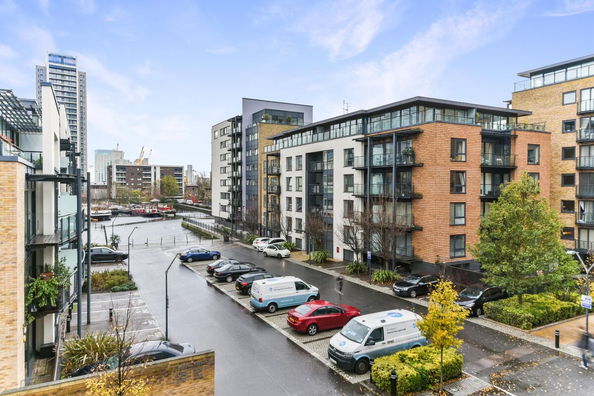 flat to rent in Boardwalk Place, Nr Canary Wharf, London, E14