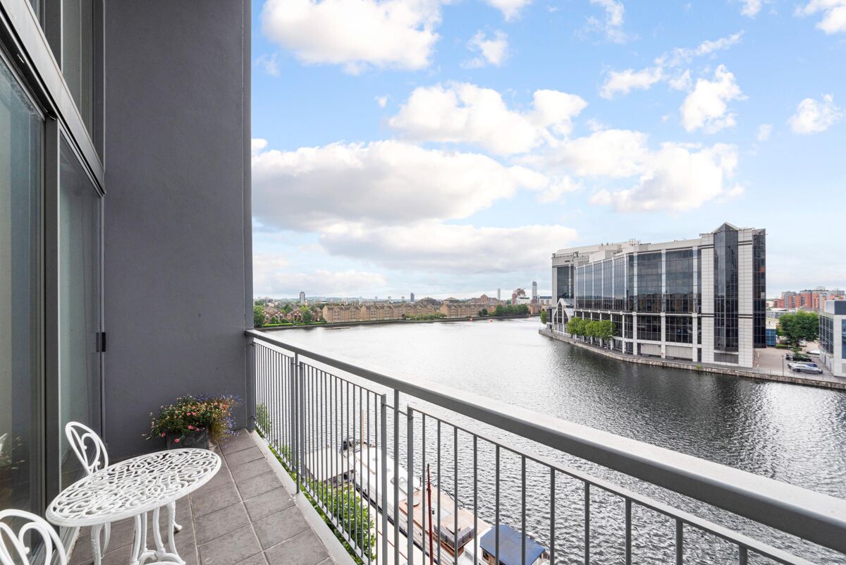 flat to rent in City Harbour, Selsdon Way, Nr Canary Wharf, London, E14