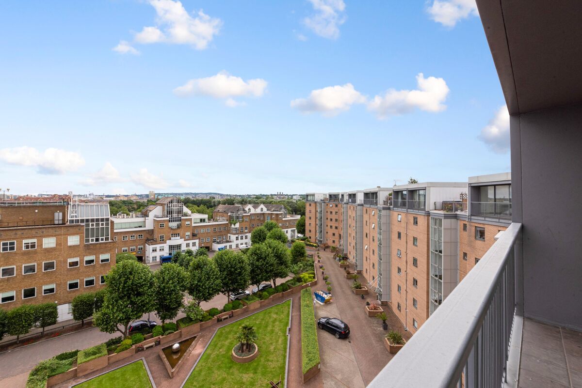 flat to rent in City Harbour, Selsdon Way, Nr Canary Wharf, London, E14