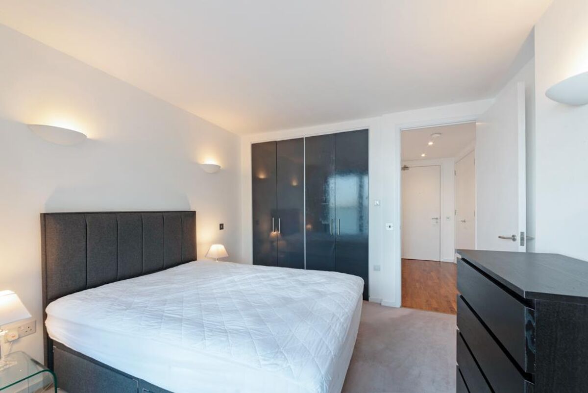 flat to rent in New Providence Wharf, Fairmont Avenue, Nr Canary Wharf
