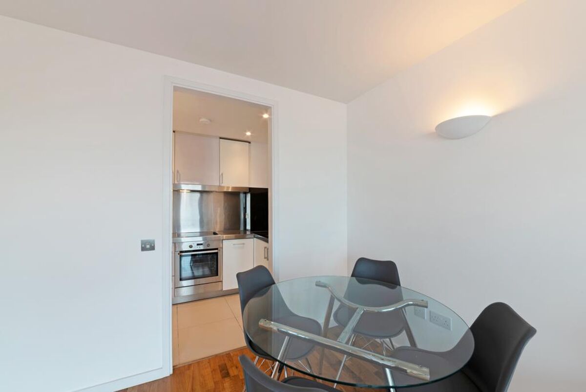 flat to rent in New Providence Wharf, Fairmont Avenue, Nr Canary Wharf