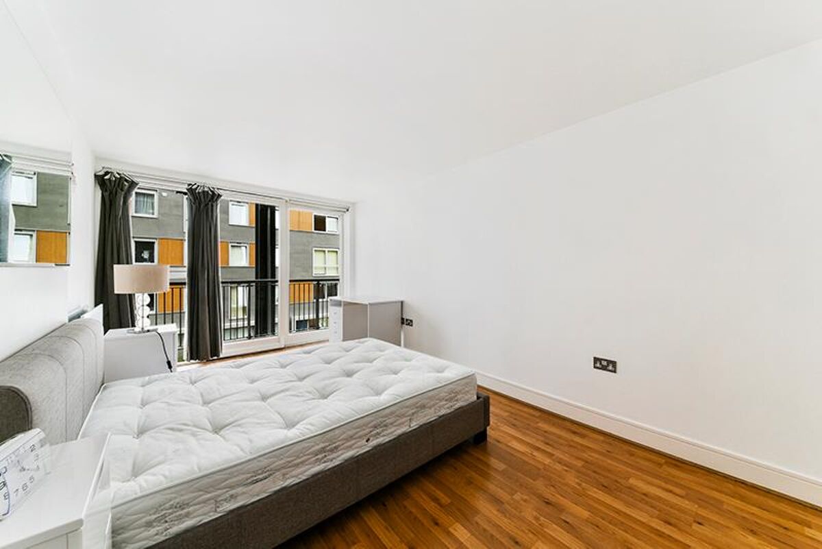 flat to rent in Gainsborough House, Cassilis Road, London, E14