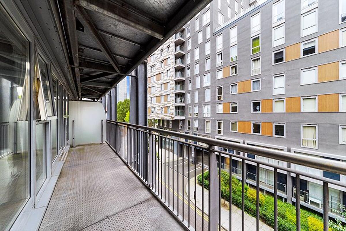 flat to rent in Gainsborough House, Cassilis Road, London, E14