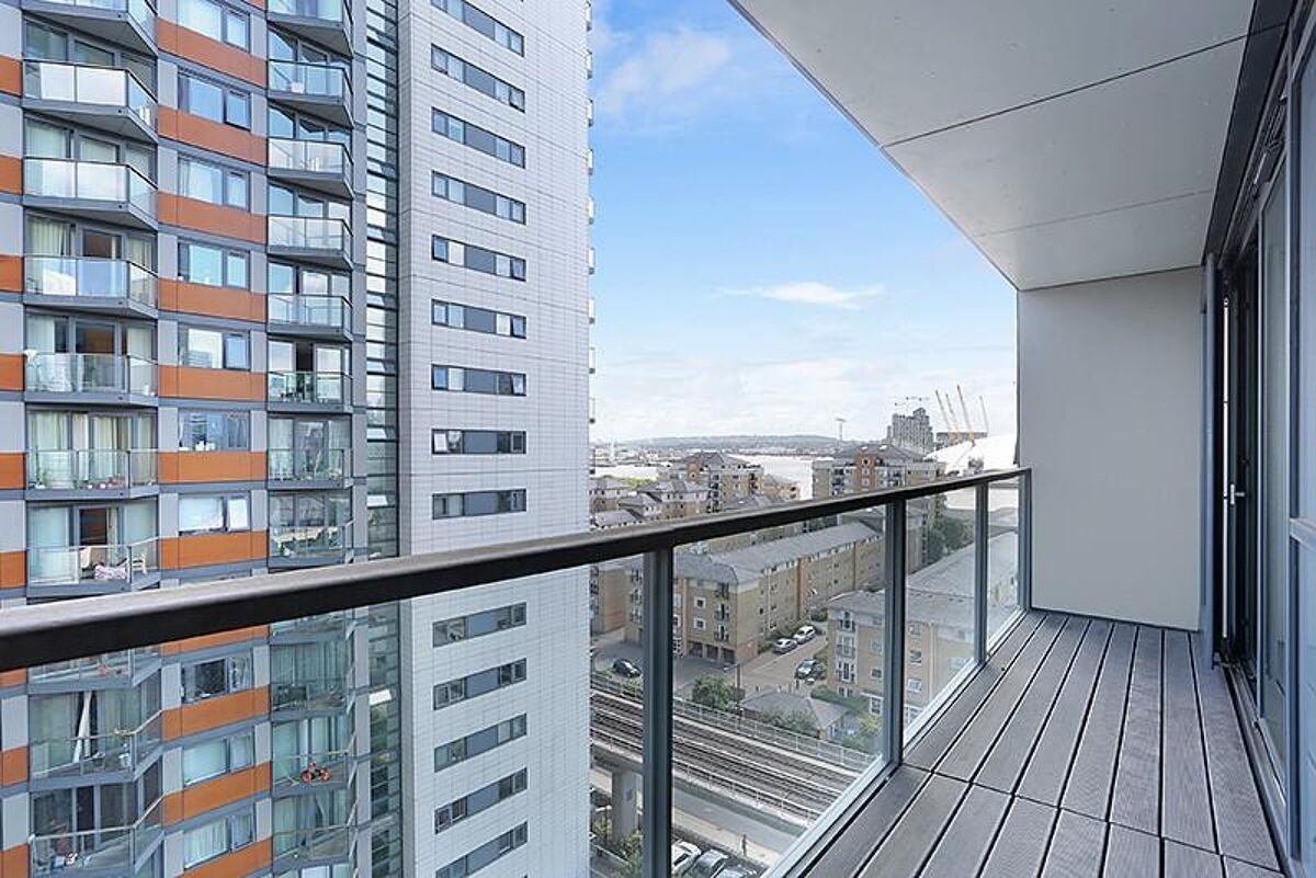 flat to rent in Elektron Tower, Blackwall Way, Nr Canary Wharf, London