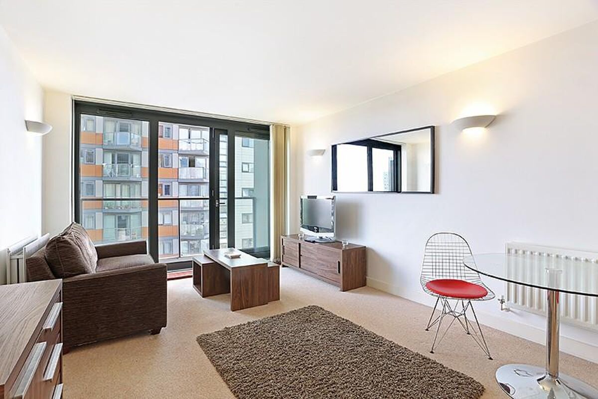 flat to rent in Elektron Tower, Blackwall Way, Nr Canary Wharf, London