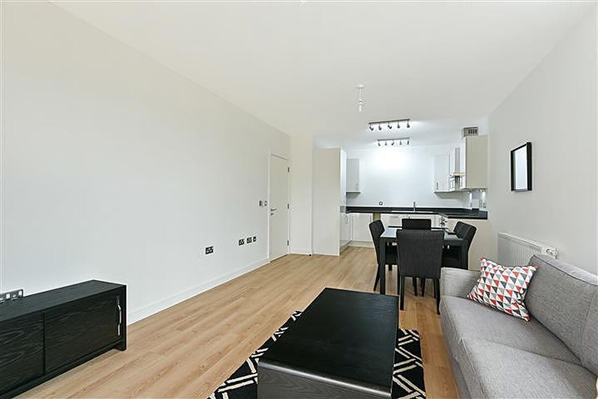 flat to rent in Eddington Court, Silvertown Square, Canning Town