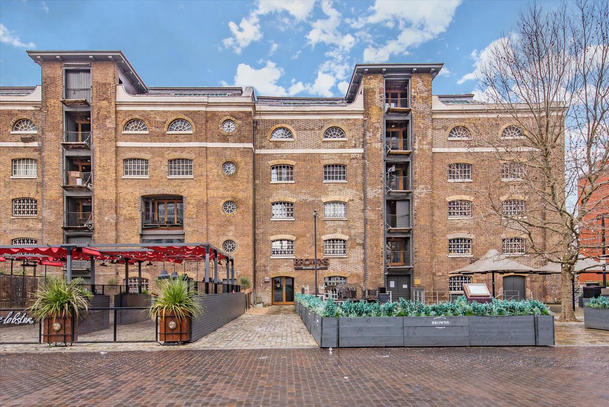 flat to rent in Port East Apartments, Hertsmere Road, Nr Canary Wharf