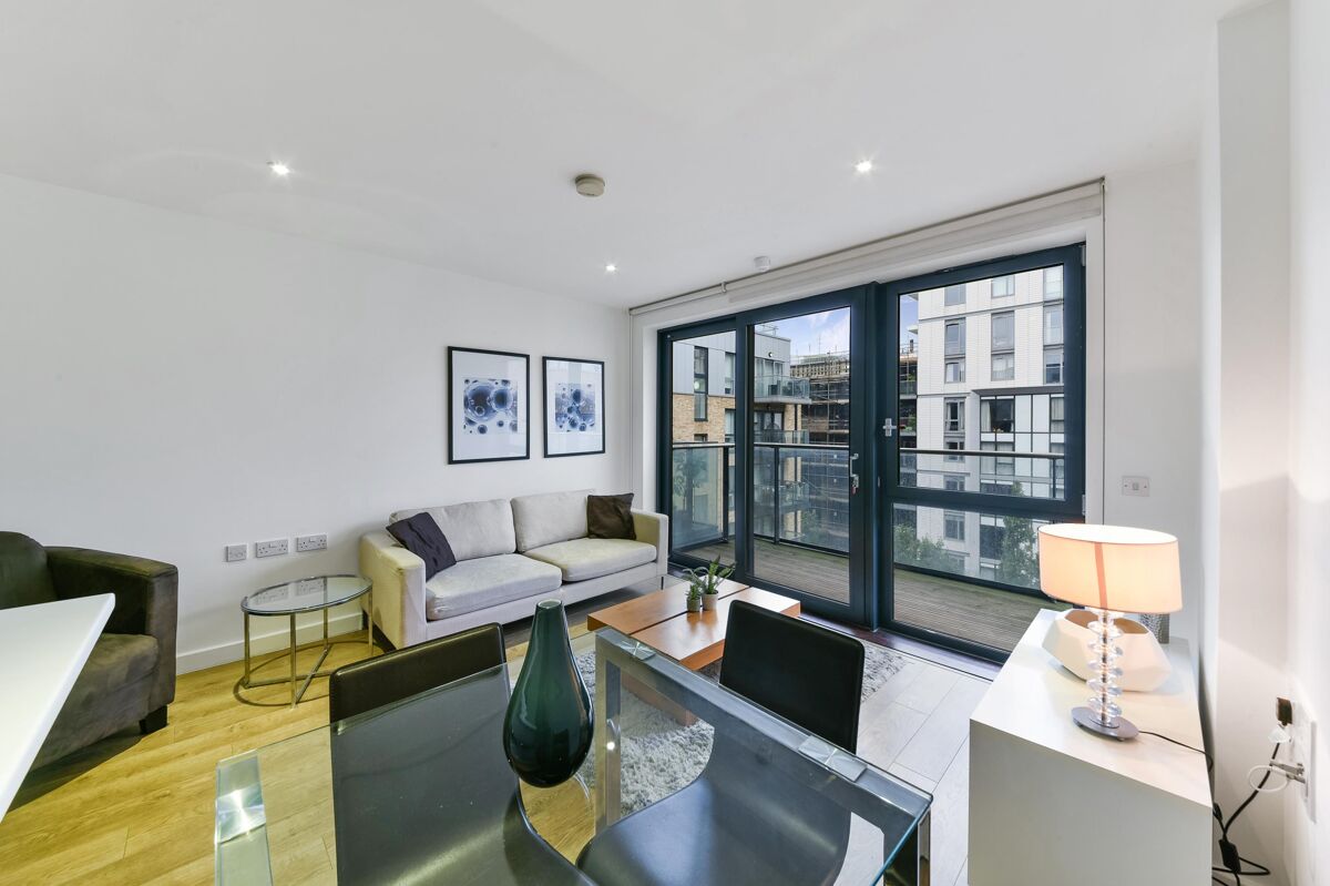 flat to rent in Casson Apartments, Upper North Street, London, E14