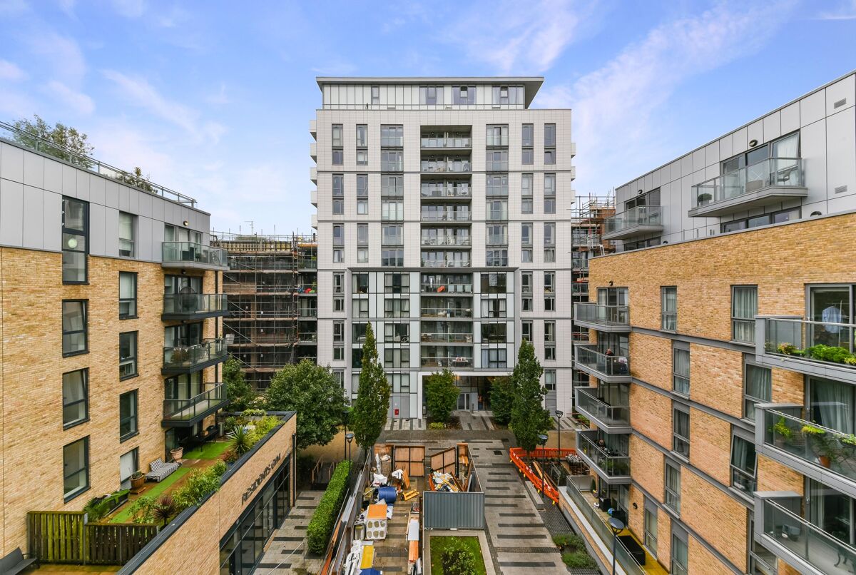 flat to rent in Casson Apartments, Upper North Street, London, E14