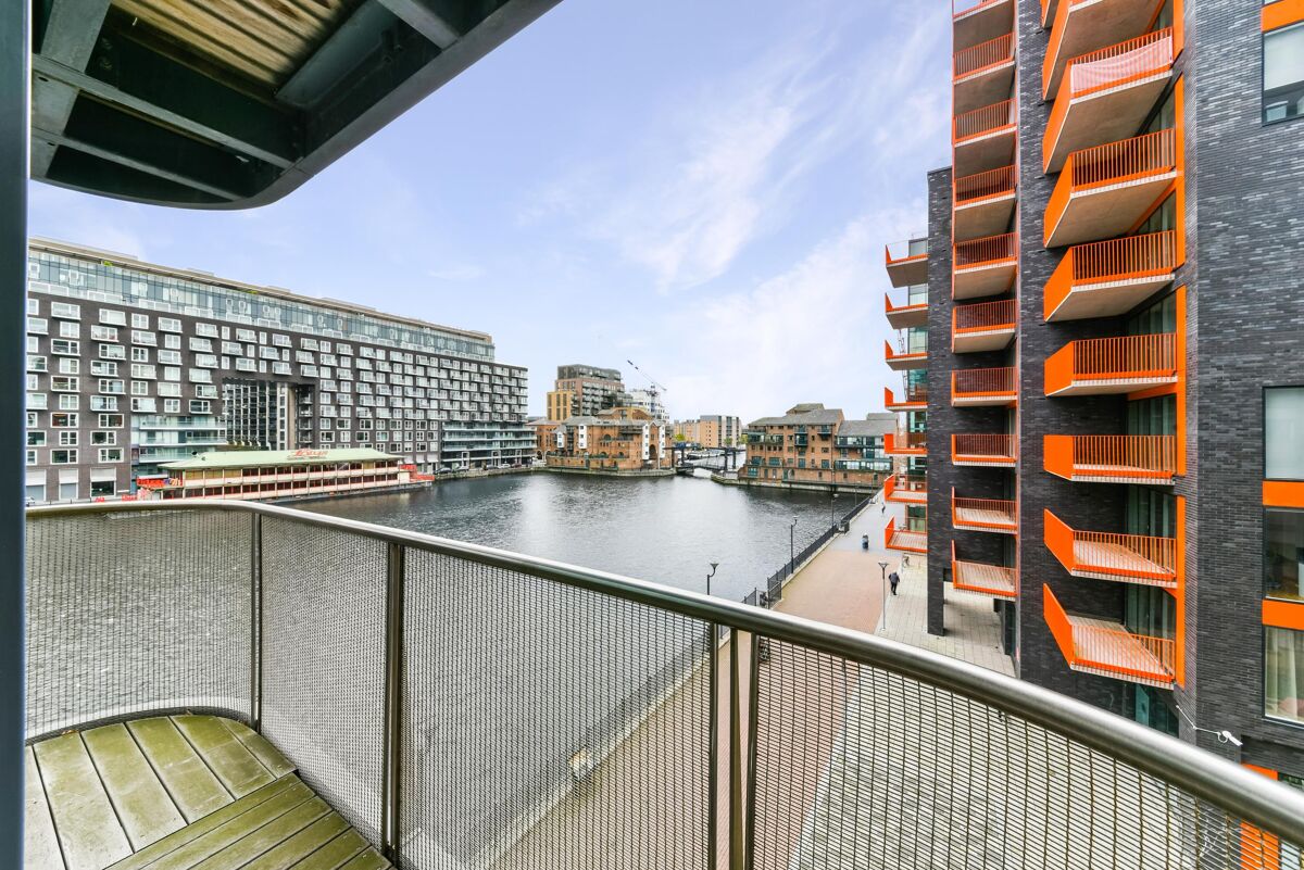 flat to rent in Millharbour, Nr Canary Wharf, London, E14