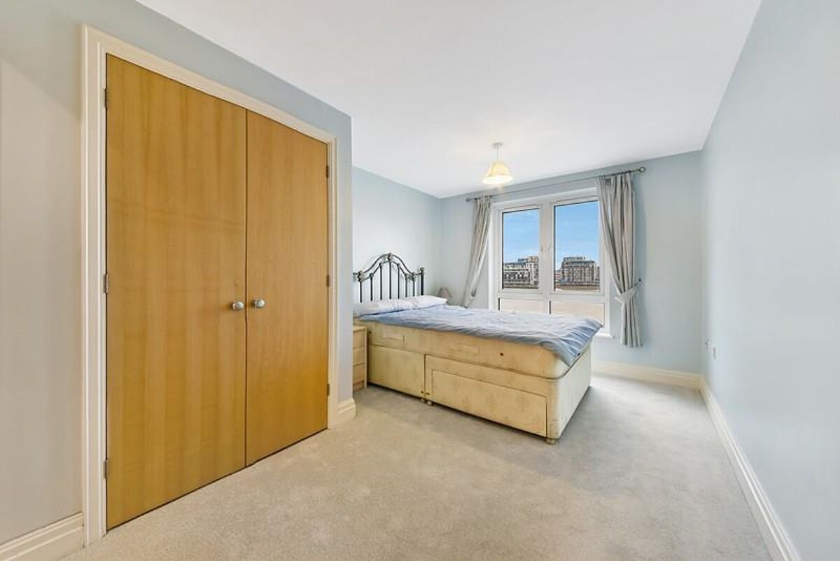 flat to rent in St. Davids Square, Westferry Road, Nr Canary Wharf