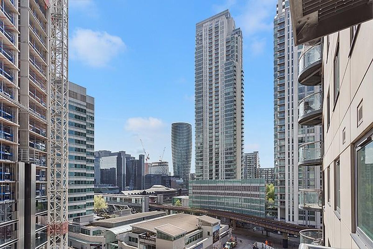 flat to rent in Discovery Dock Apartments East, South Quay Square, Nr