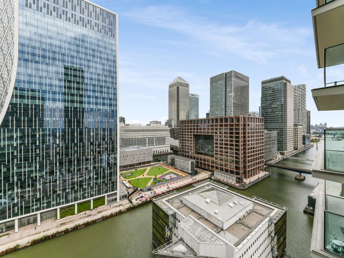 flat to rent in Landmark East Tower, 22 Marsh Wall, London, E14