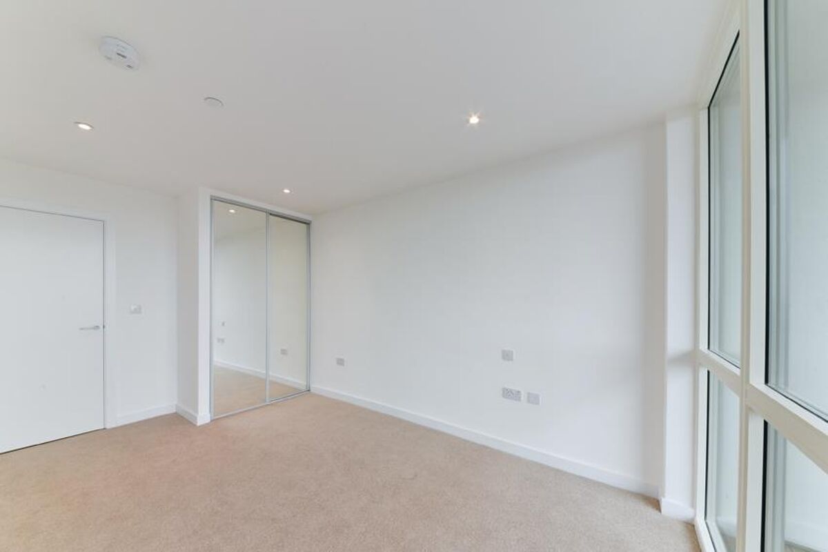 flat to rent in Discovery Tower, Terry Spinks Place, Canning Town