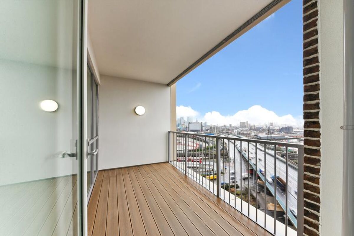 flat to rent in Discovery Tower, Terry Spinks Place, Canning Town