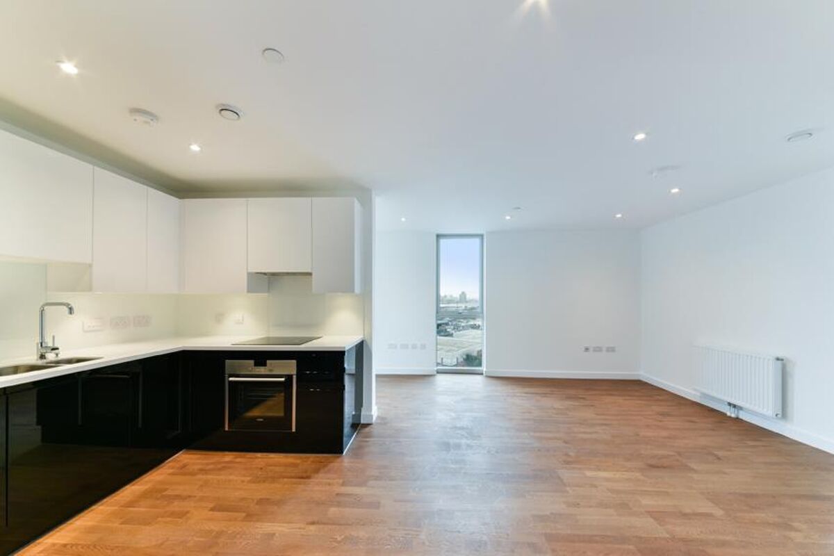 flat to rent in Discovery Tower, Terry Spinks Place, Canning Town