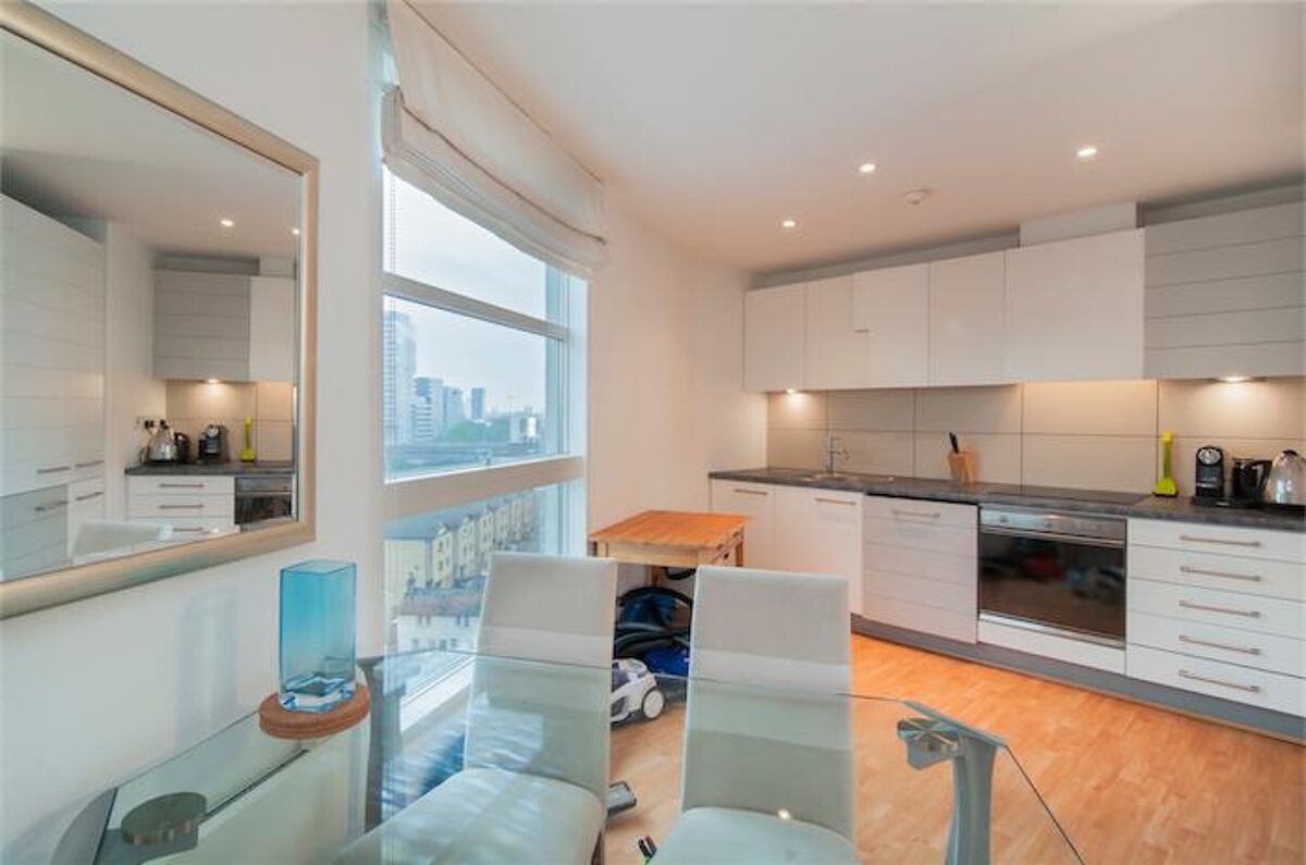 flat to rent in Aurora Building, Blackwall Way, London, E14