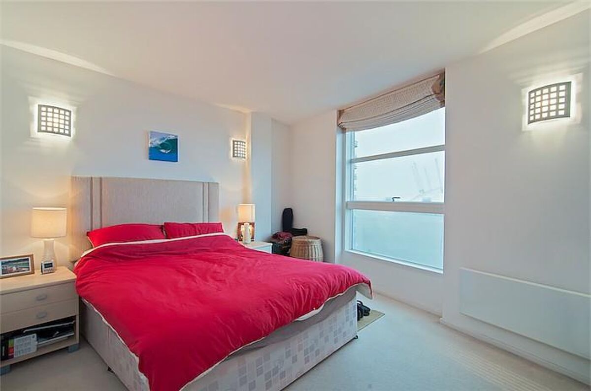 flat to rent in Aurora Building, Blackwall Way, London, E14