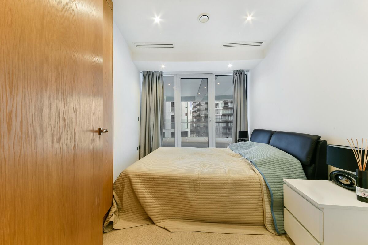 flat to rent in Arena Tower, Crossharbour Plaza, Nr Canary Wharf