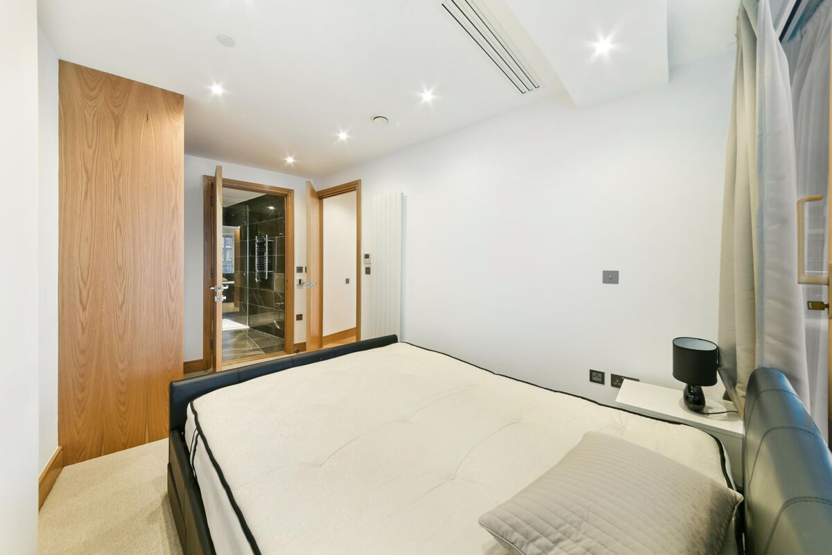 flat to rent in Arena Tower, Crossharbour Plaza, Nr Canary Wharf