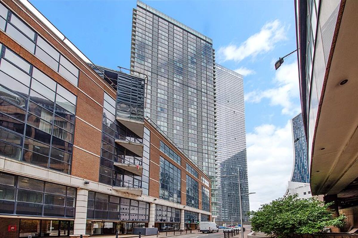 flat to rent in Landmark East Tower, Marsh Wall, London, E14