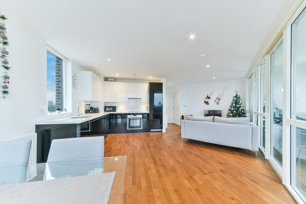 flat to rent in Discovery Tower, Terry Spinks Place, Canning Town