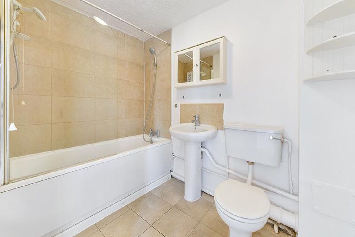 flat to rent in Telegraph Place, Nr Canary Wharf, London, E14