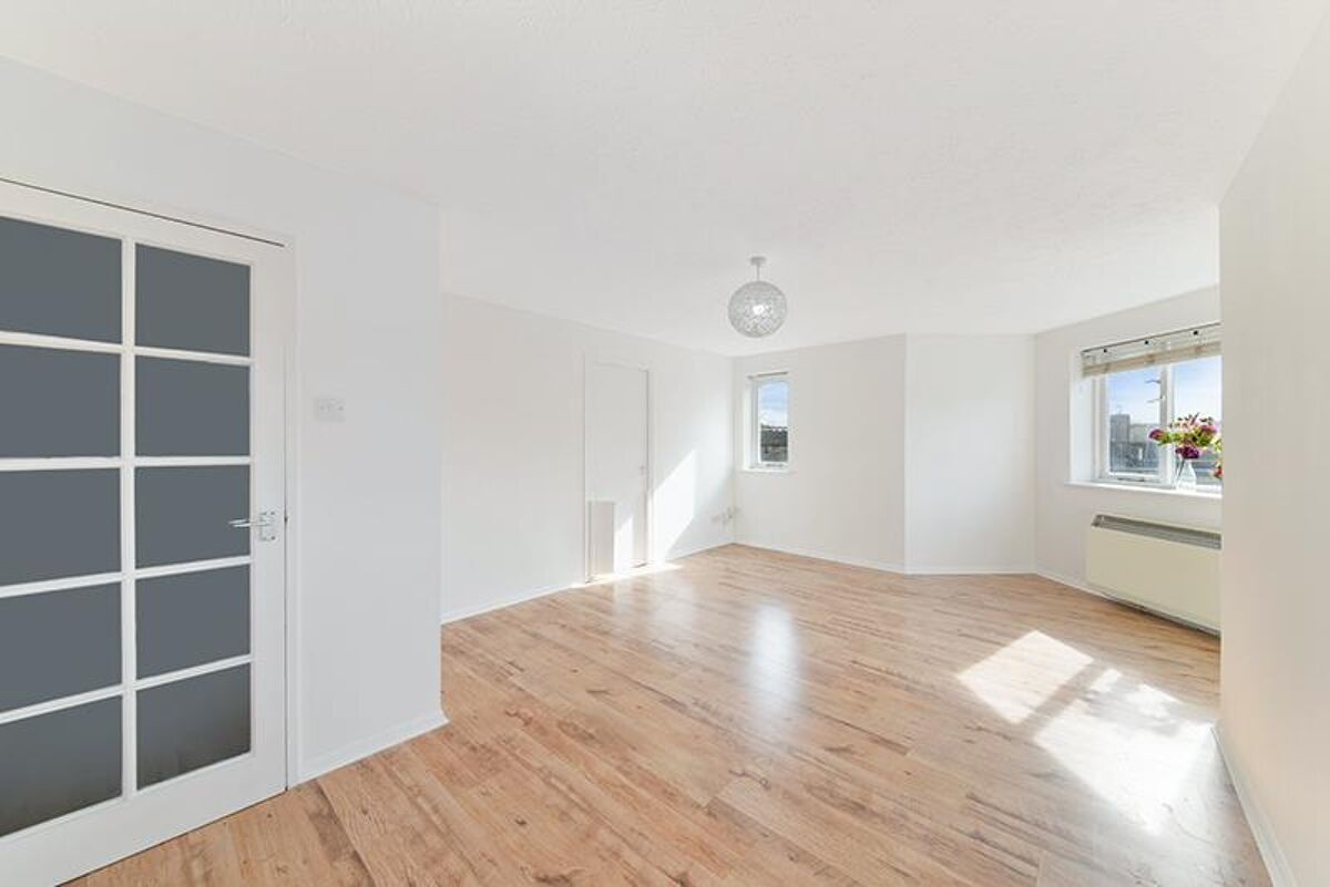 flat to rent in Telegraph Place, Nr Canary Wharf, London, E14