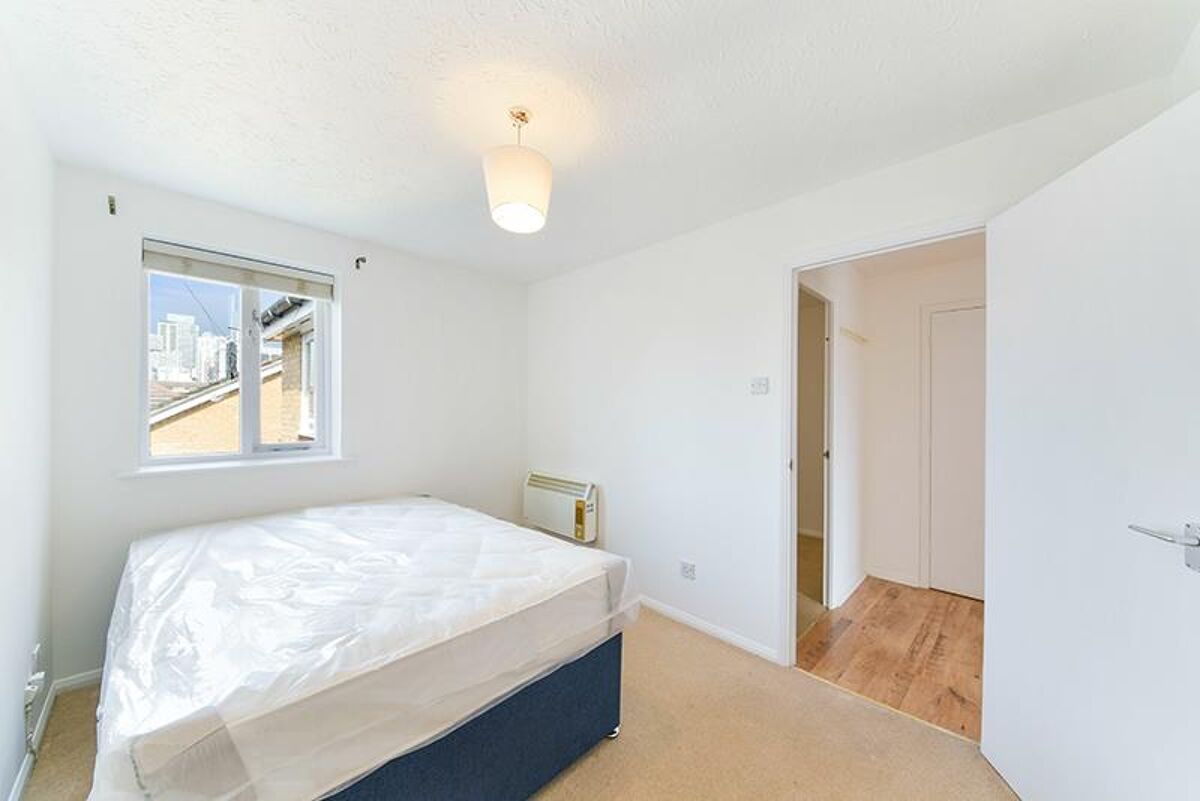 flat to rent in Telegraph Place, Nr Canary Wharf, London, E14