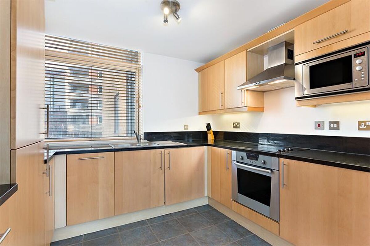 flat to rent in Gainsborough House, Cassilis Road, London, E14