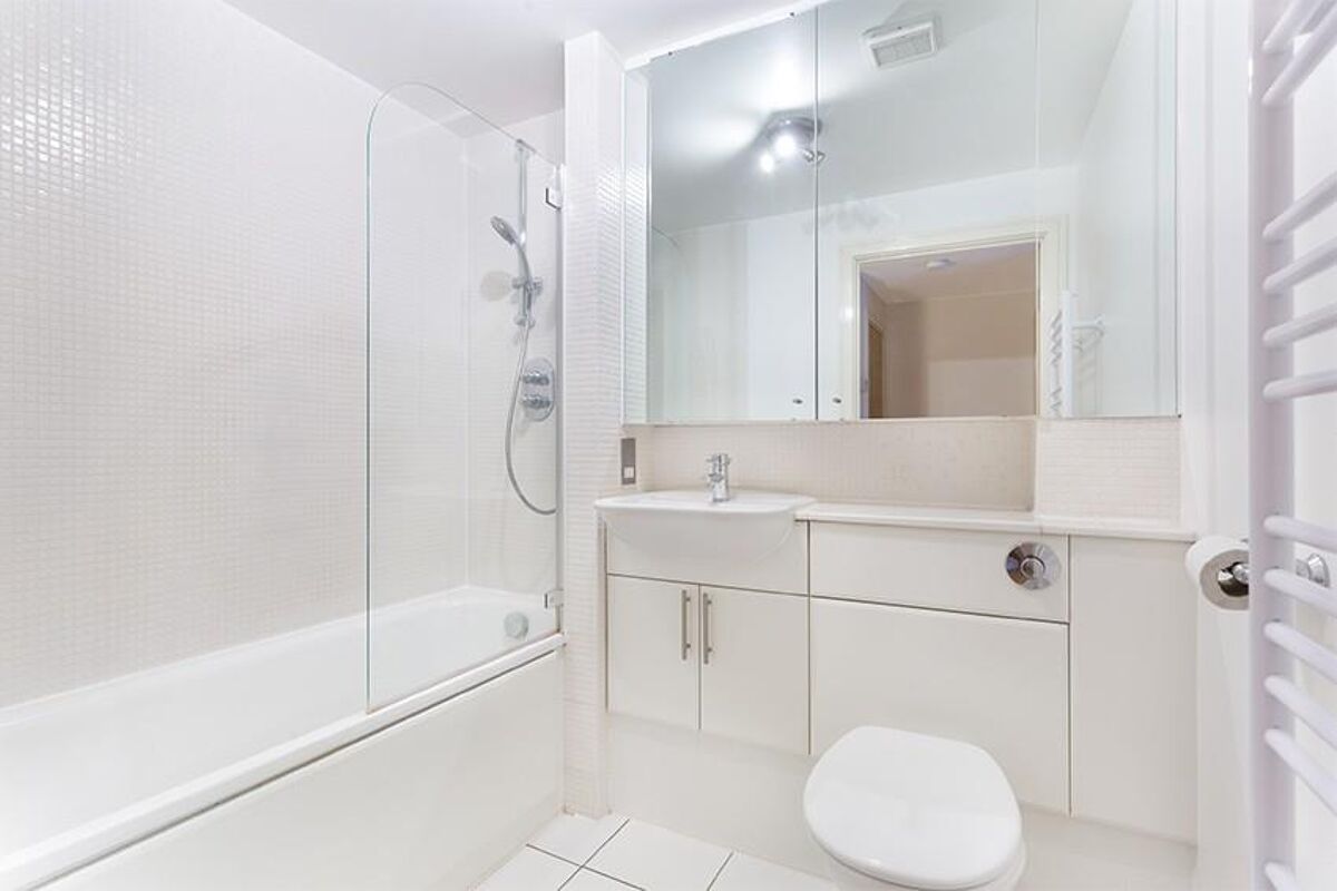 flat to rent in Gainsborough House, Cassilis Road, London, E14