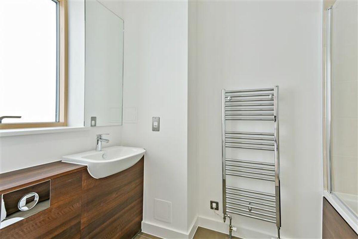 townhouse to rent in Eddington Court, Silvertown Square, Canning Town