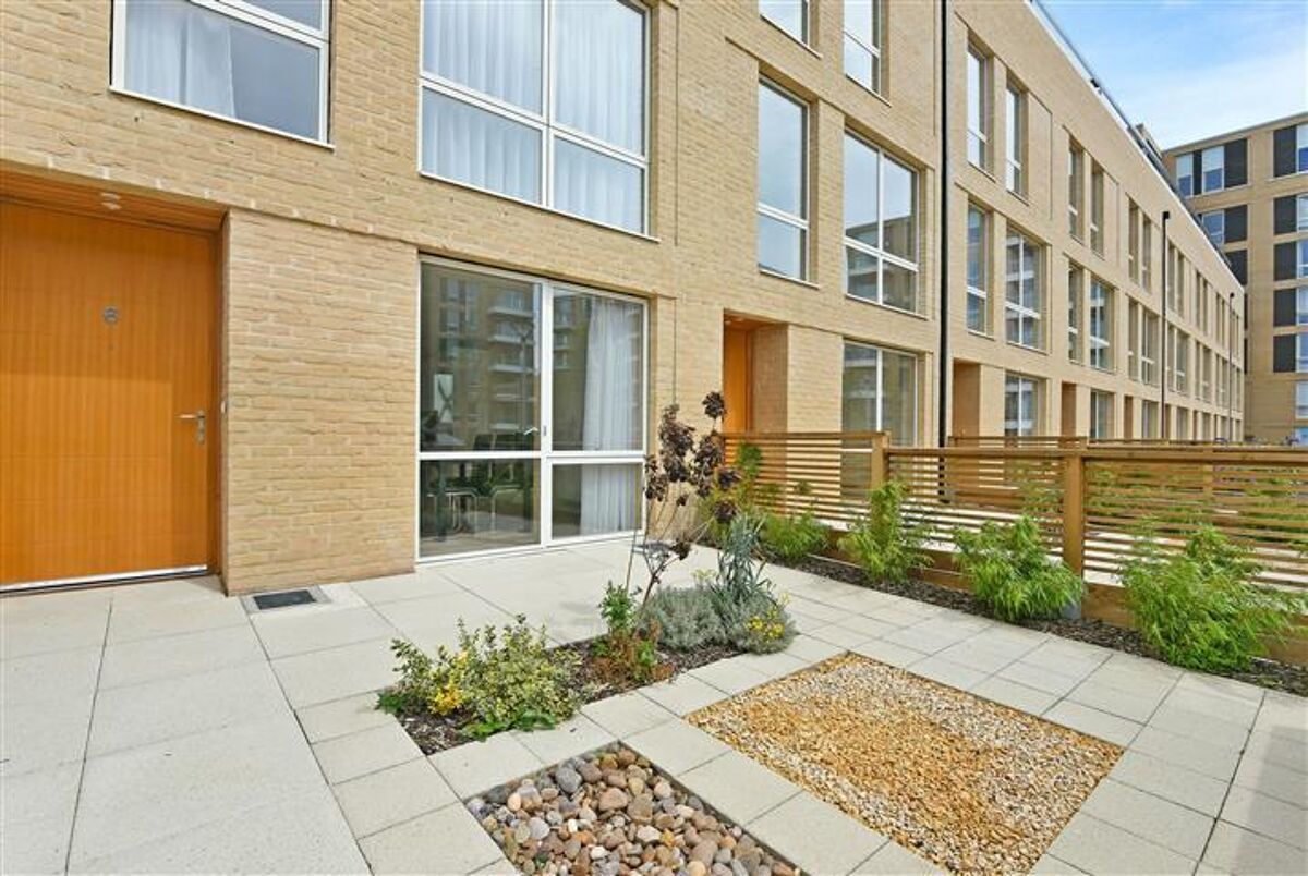 townhouse to rent in Eddington Court, Silvertown Square, Canning Town