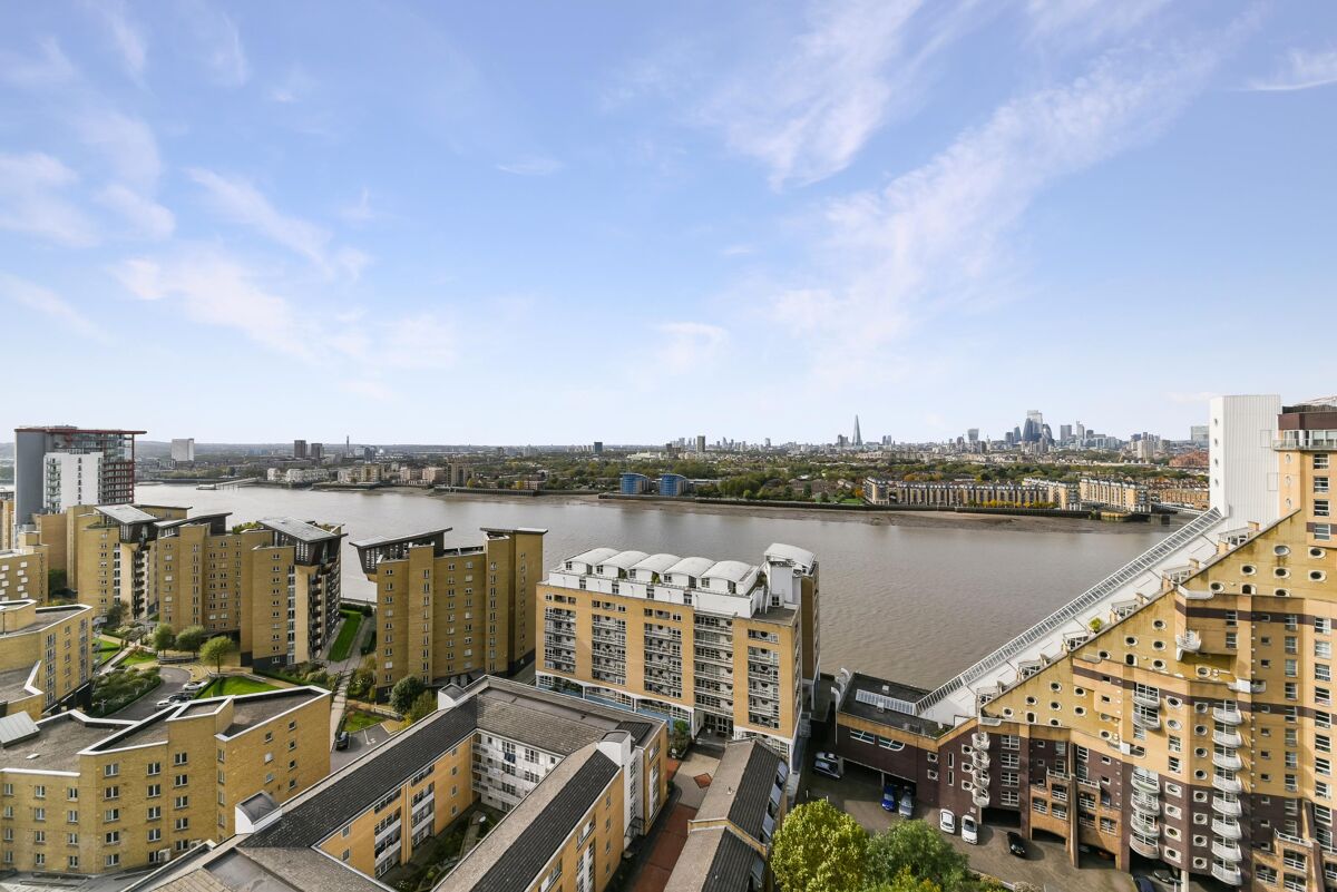 flat to rent in Landmark West Tower, Marsh Wall, London, E14