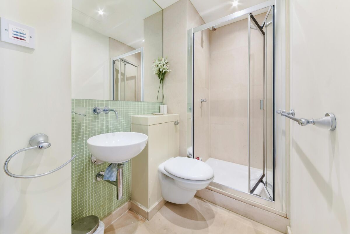 Flat to rent in New Providence Wharf, Fairmont Avenue, London, E14