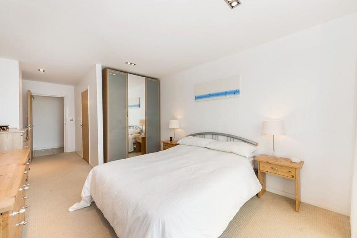 flat to rent in City Tower, Limeharbour, Nr Canary Wharf, London, E14