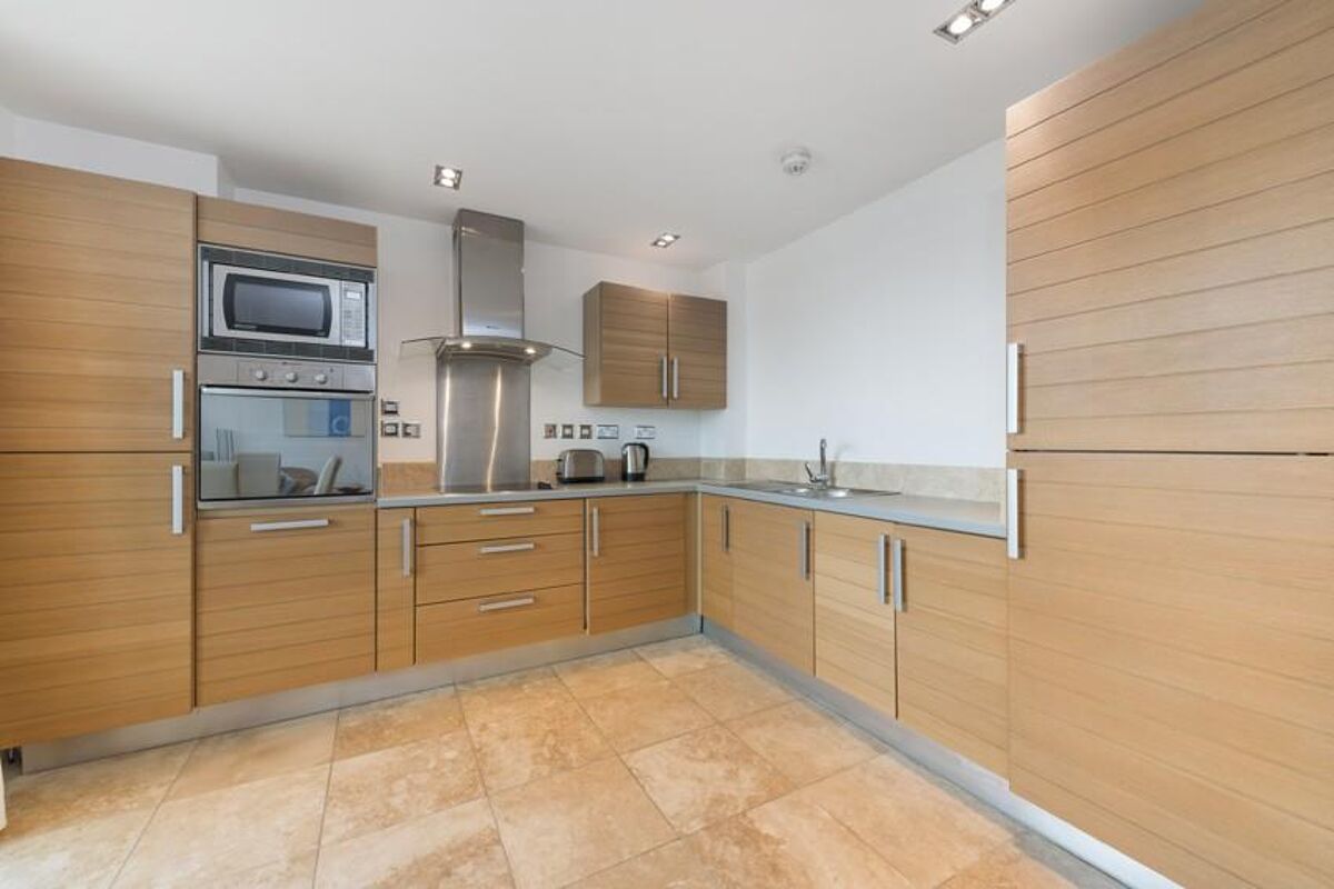 flat to rent in City Tower, Limeharbour, Nr Canary Wharf, London, E14