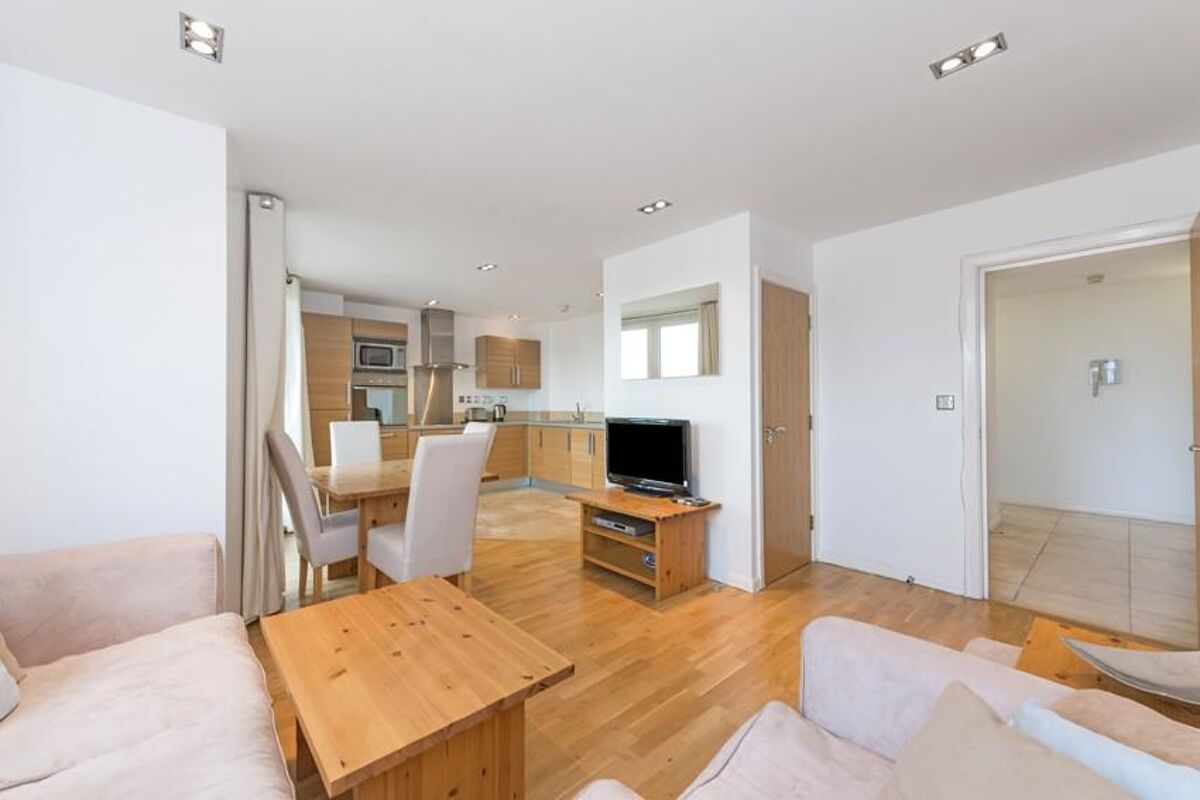 flat to rent in City Tower, Limeharbour, Nr Canary Wharf, London, E14