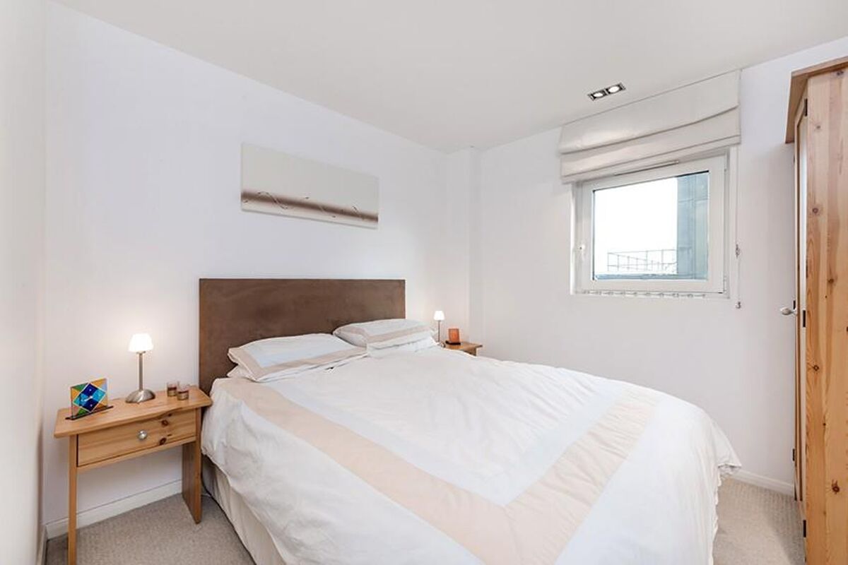 flat to rent in City Tower, Limeharbour, Nr Canary Wharf, London, E14
