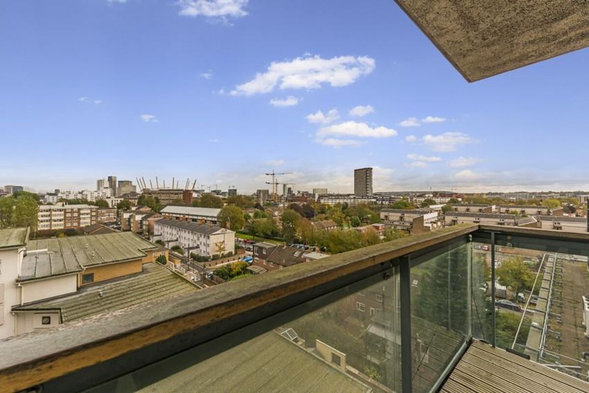 flat to rent in City Tower, Limeharbour, Nr Canary Wharf, London, E14
